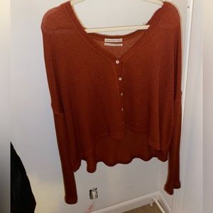 breathable, casual top
5 functional shiny buttons down the front